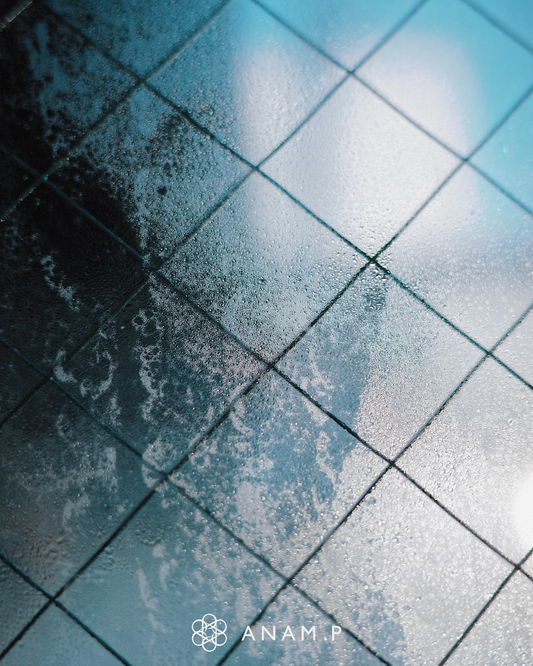 ANAM.Pビジュアル｜水滴が残るブルータイルと光の質感